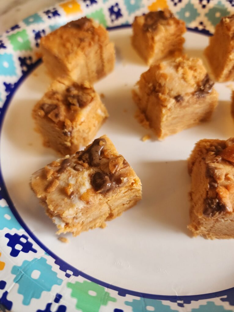 Butterfinger fudge on a plate
